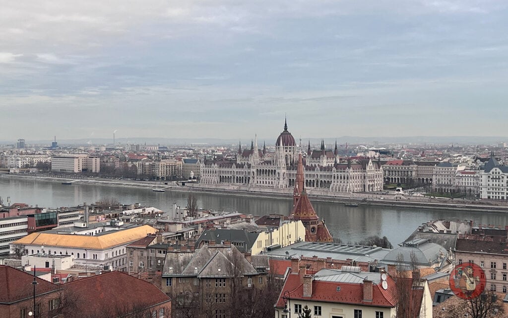 El Parlamento visto desde el Bastión de los Pescadores El Parlamento visto desde el Bastión de los Pescadores
