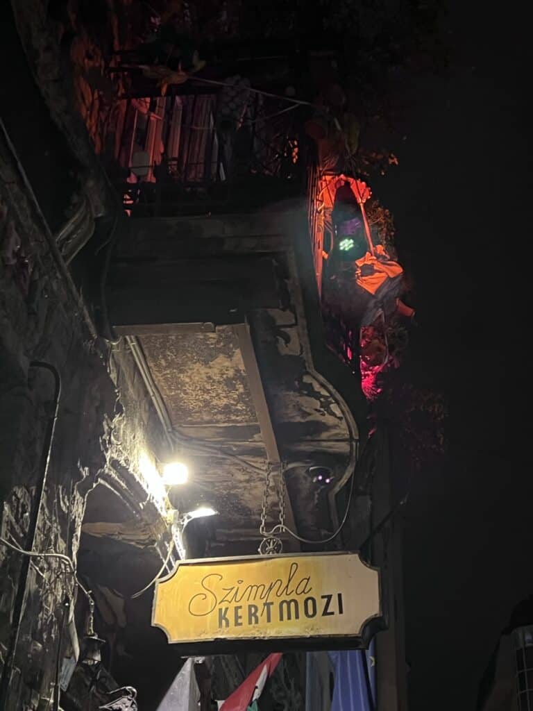 Vale la pena la cola en Szimpla Kert, Budapest