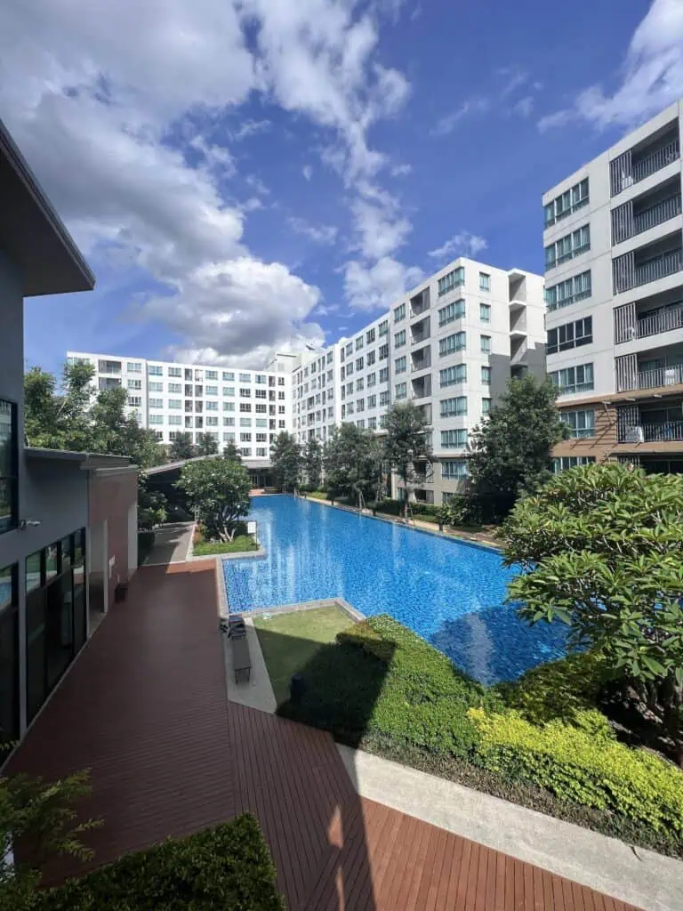 Vista de la piscina del condo