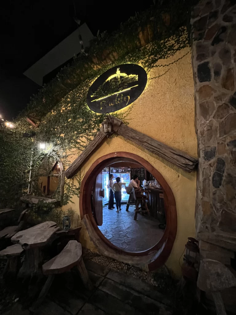 Backin, el bar ambientado en la entrada de la casa de Bilbo Bolsón Backin, el bar ambientado en la entrada de la casa de Bilbo Bolsón