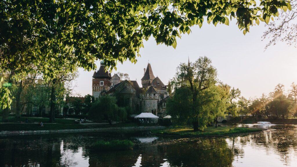 Vajdahunyad Castle en el Parque de la Ciudad. Foto: Nick Night Vajdahunyad Castle en el Parque de la Ciudad. Foto: Nick Night