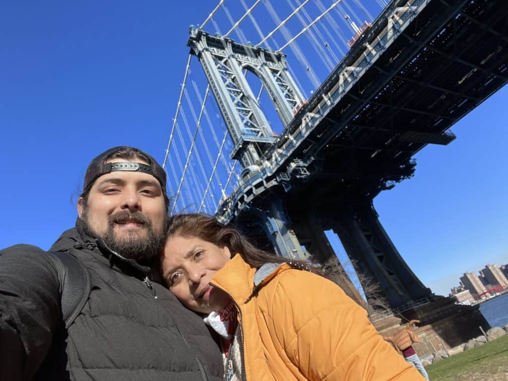 El Oso y su madre con Manhattan Bridge de fondo