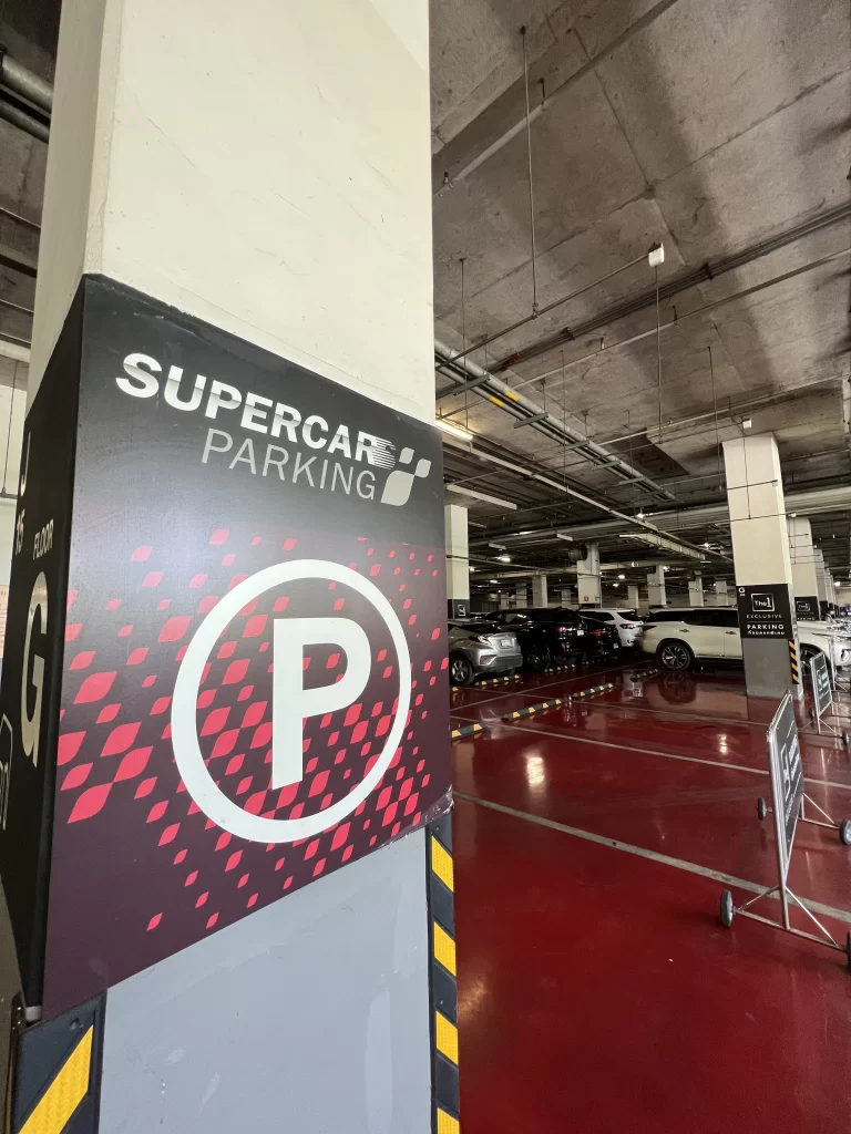 (si hay parqueos exclusivos para "supercars") (si hay parqueos exclusivos para "supercars")