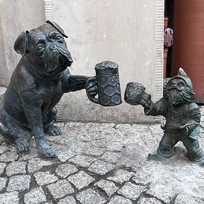 Estatuas de duendes en Breslavia, Polonia.