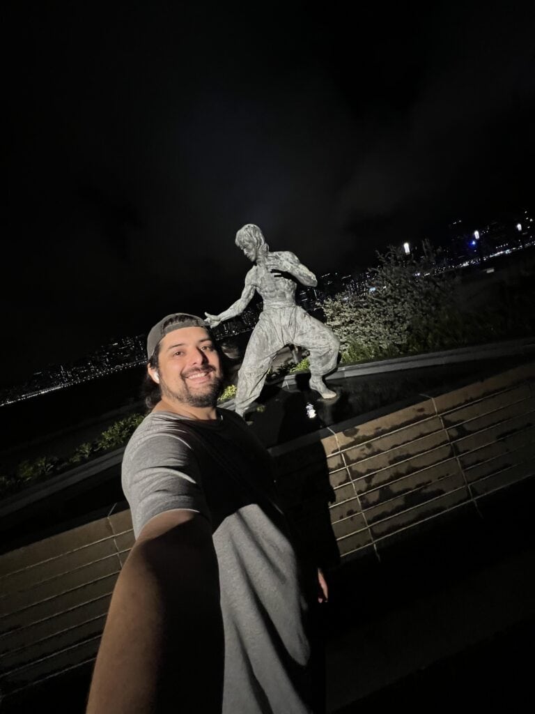 Dani de La Ruta de Oso con la estatua de Bruce Lee de fondo, en Hong Kong.
