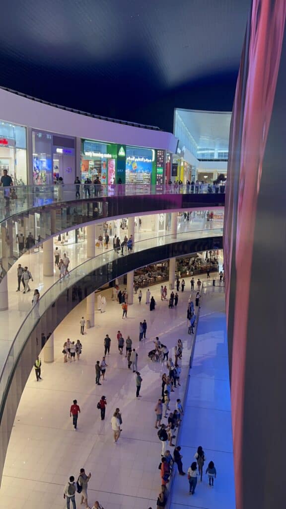 Interior del Dubai Mall durante escala en Abu Dhabi camino a Bangkok