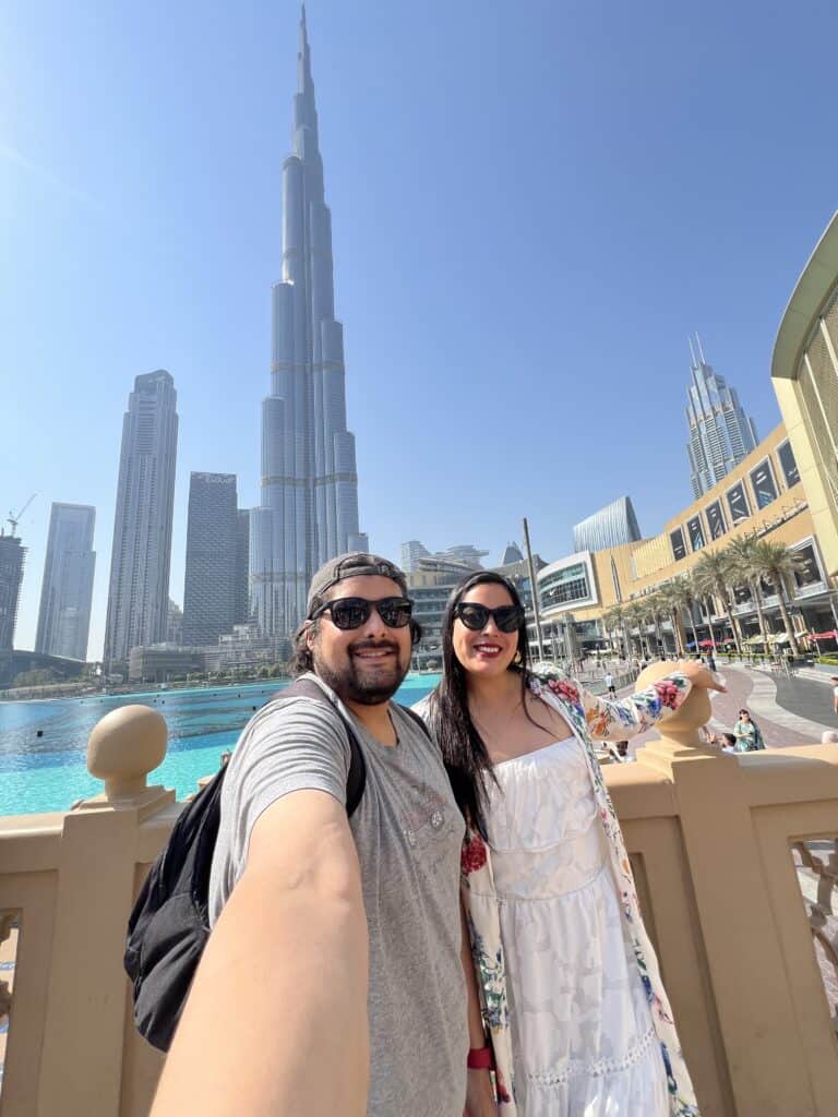 Dani y Jackie frente al Burj Khalifa durante el stopover en Dubai
