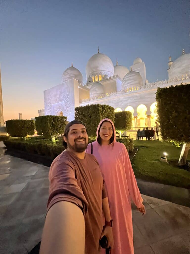 Dani y Jackie en la Gran Mezquita Sheikh Zayed de Abu Dhabi durante stopover camino a Bangkok
