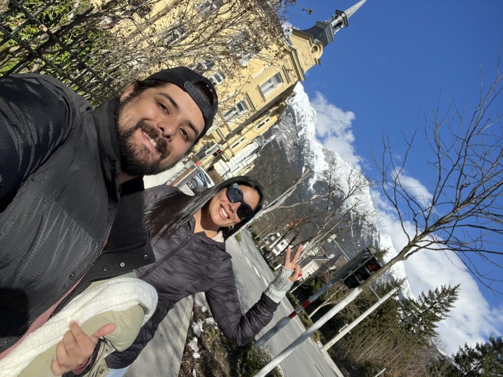 Viajando en pareja por Innsbruck, Austria, durante un Eurotrip por Europa