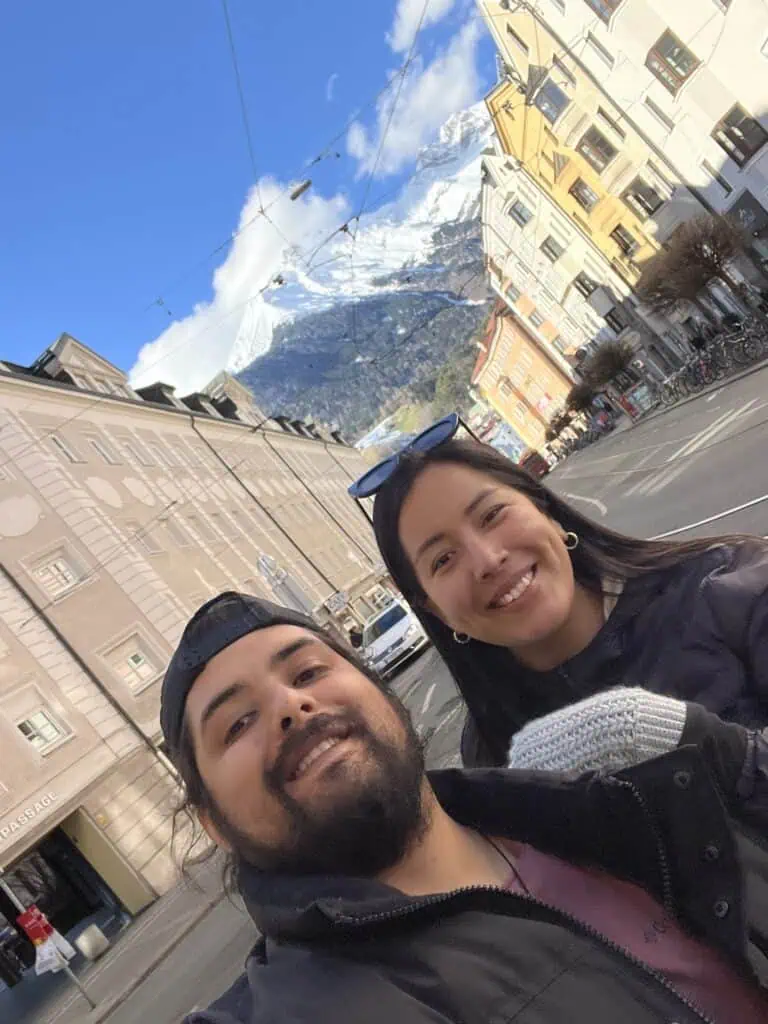 Centro de Innsbruck con los Alpes de fondo durante un Eurotrip