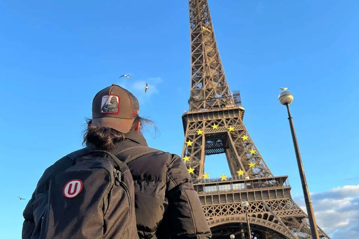 Daniel Rodriguez (La Ruta de Oso) en frente a la Torre Eiffel, Paris, Francia.