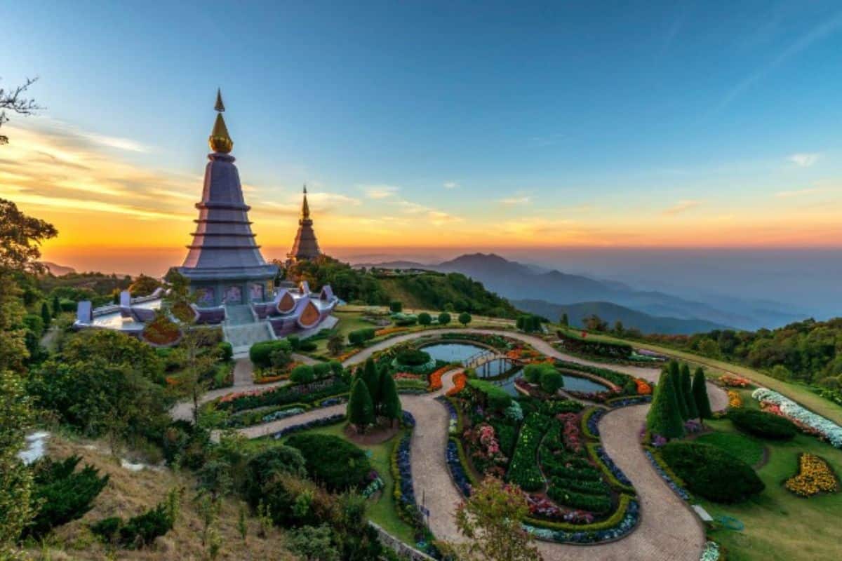 Templos y jardines en la montaña al atardecer en Chiang Mai, uno de los lugares imprescindibles que ver en Chiang Mai