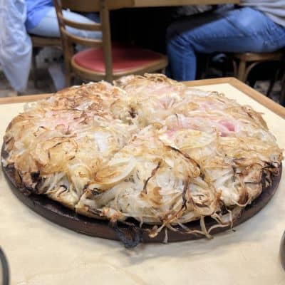 Fugazza con cebolla del Guerrin, la pizza porteña típica de Buenos Aires.