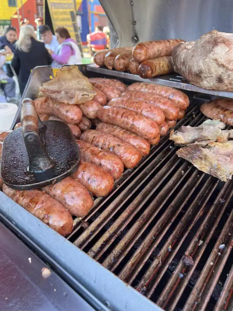 Comer un asado argentino con chorizos, una experiencia imperdible en Buenos Aires