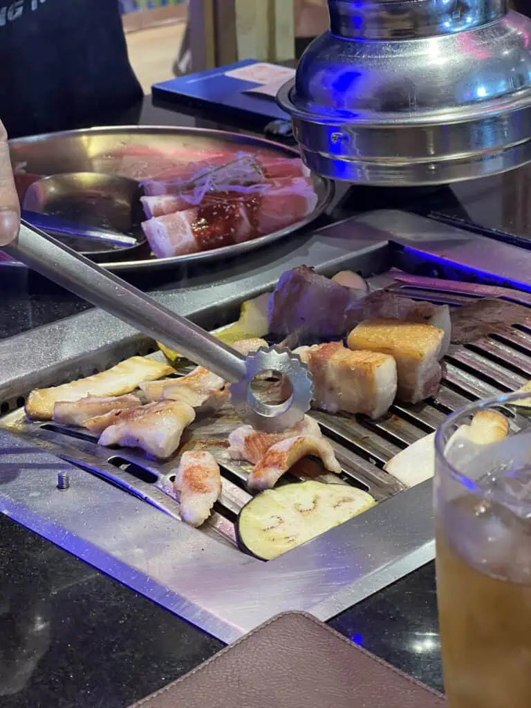 Parrilla de Korean BBQ con samgyeopsal y verduras