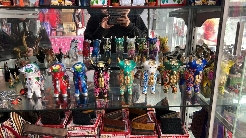 Figura de toro artesanal en una vitrina de souvenirs
