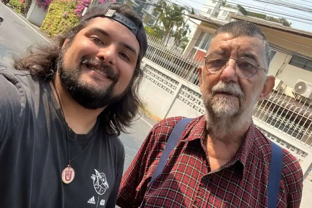 El Oso junto a Marco Brüschweiler, padrastro de Lisa de Blackpink, en Bangkok, Tailandia
