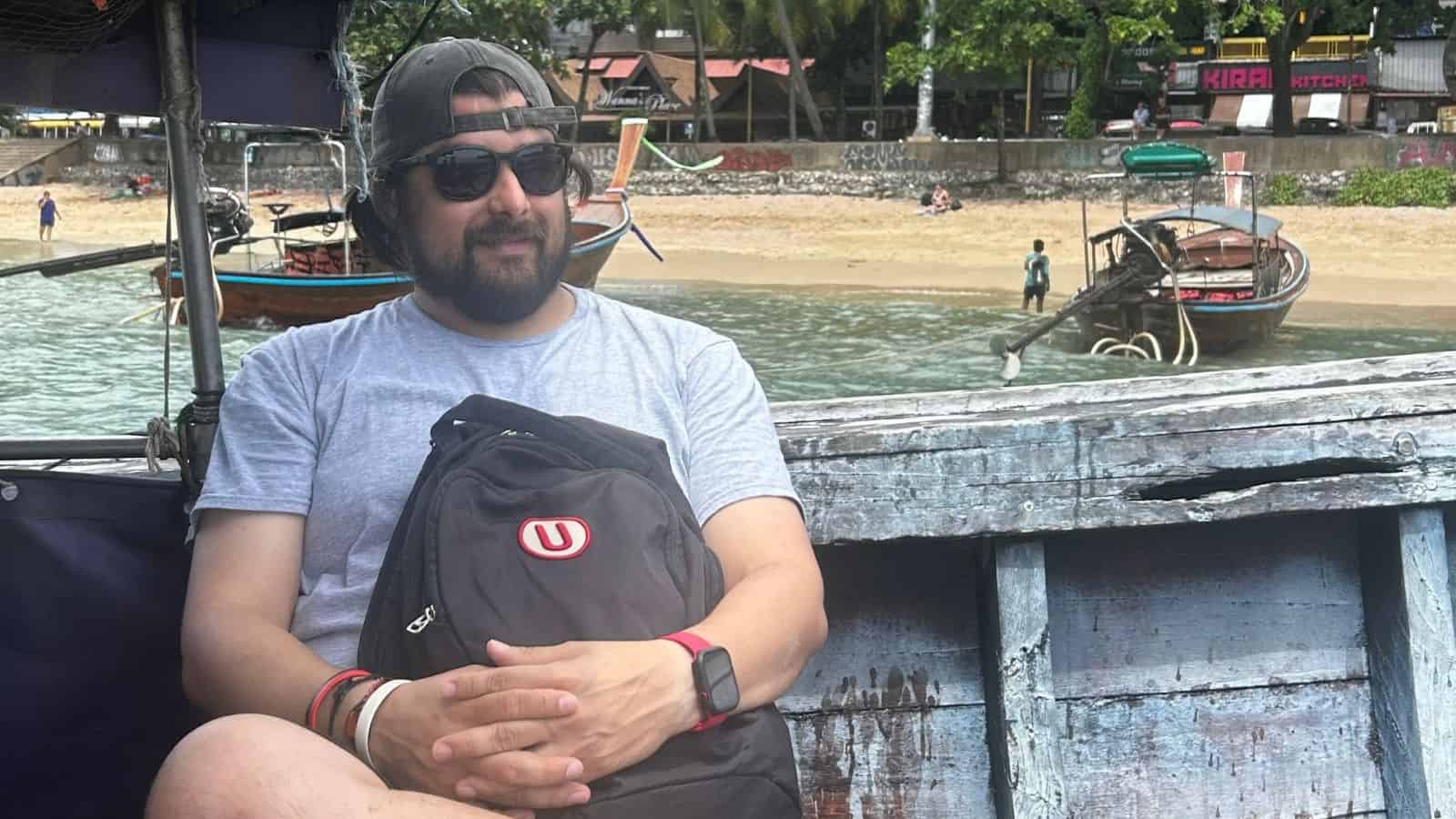Daniel El Oso viajando por Tailandia en longtail boat — La Ruta de Oso
