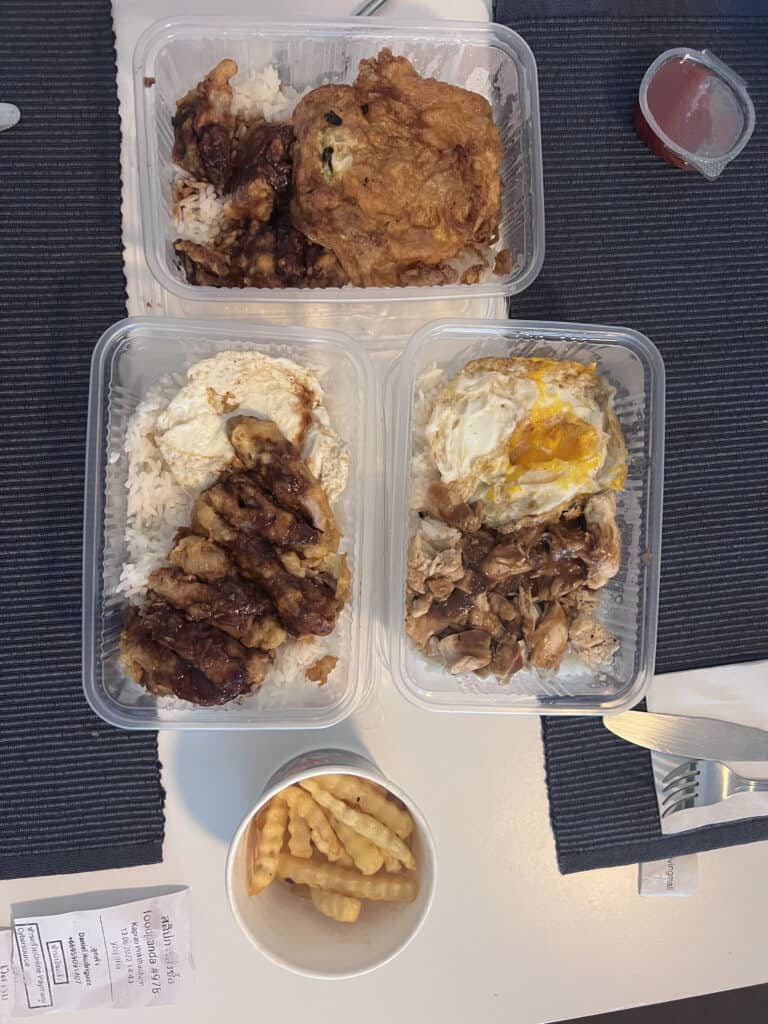 Tres platos pedidos por GrabFood en Chiang Mai, Tailandia — 145 THB en total