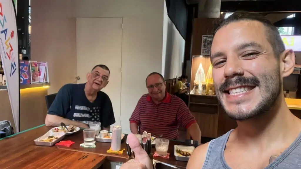 Marco Brüschweiler, padrastro de Lisa de Blackpink, en Buenazo, el restaurante peruano de Bangkok