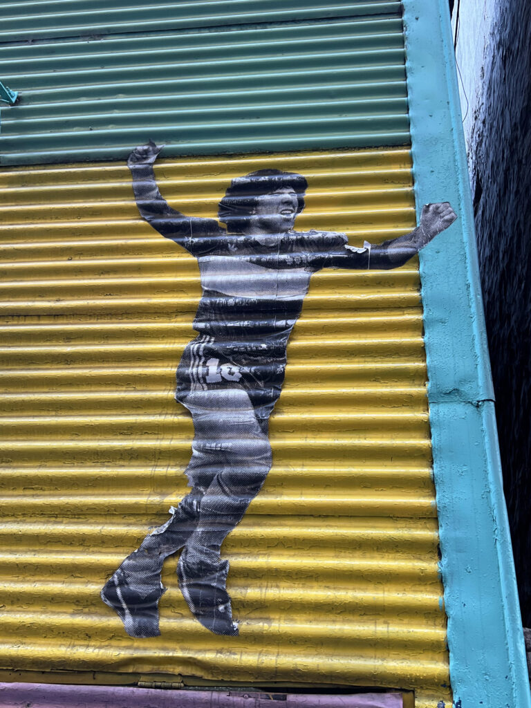 Mural de Maradona en La Boca, parada obligatoria al recorrer Buenos Aires