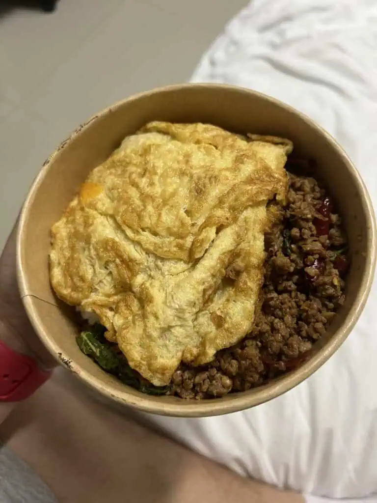 Pad Krapao con omelette pedido por delivery en Chiang Mai — 70 THB. Presupuesto para viajar a Tailandia