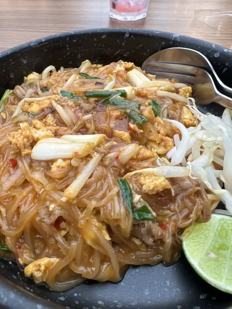 Plato de Pad Thai en Tailandia — uno de los platos más icónicos y baratos del país