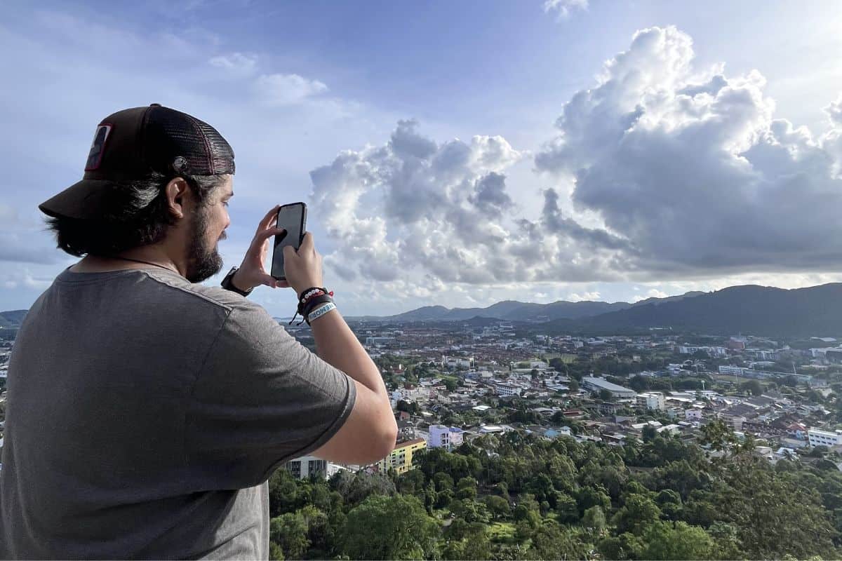Daniel El Oso fotografiando Phuket desde el mirador — La Ruta de Oso