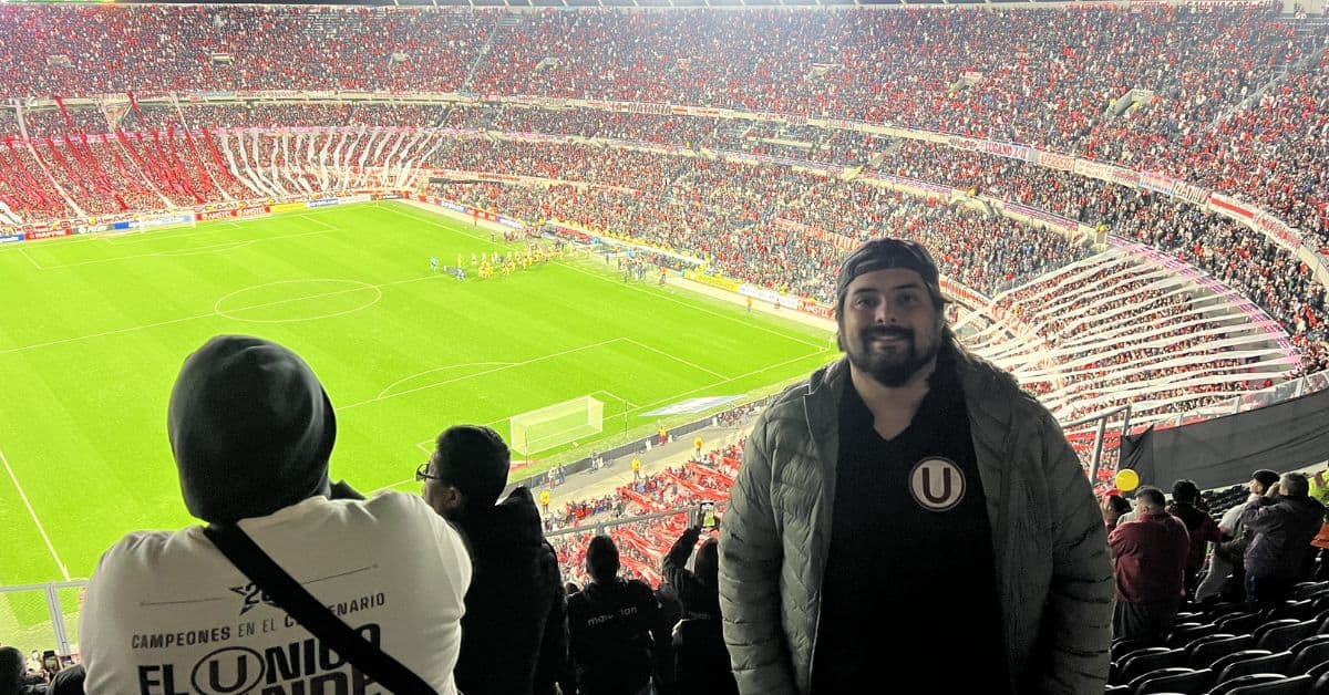 El Oso en el Estadio Monumental de River Plate durante la Copa Libertadores, Buenos Aires