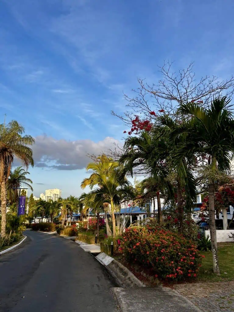 Avenida en el resort en Playa Blanca, Panamá