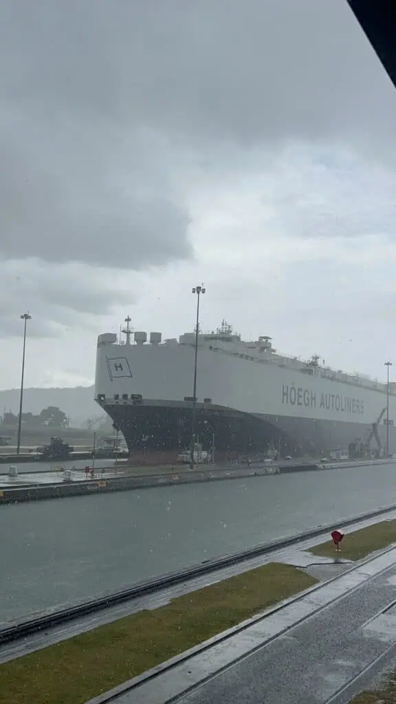 Barco Höegh Autoliners cruzando las Esclusas de Miraflores en el Canal de Panamá