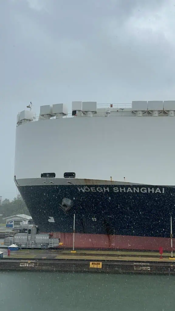 Proa del buque Höegh Shanghai en las Esclusas de Miraflores del Canal de Panamá bajo lluvia