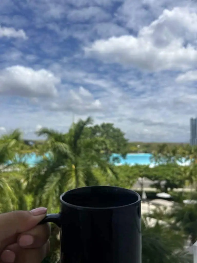 Café con vista en el resort de Playa Blanca, Panamá.