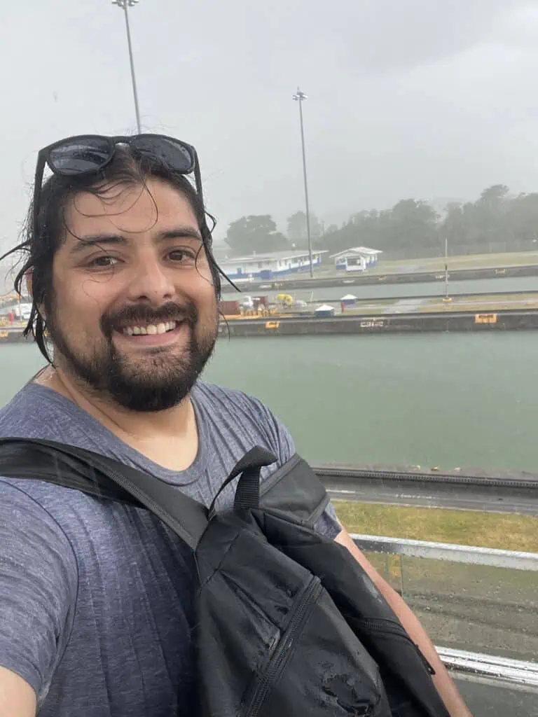 El Oso Daniel Rodriguez empapado bajo lluvia tropical en el mirador de las Esclusas de Miraflores del Canal de Panamá