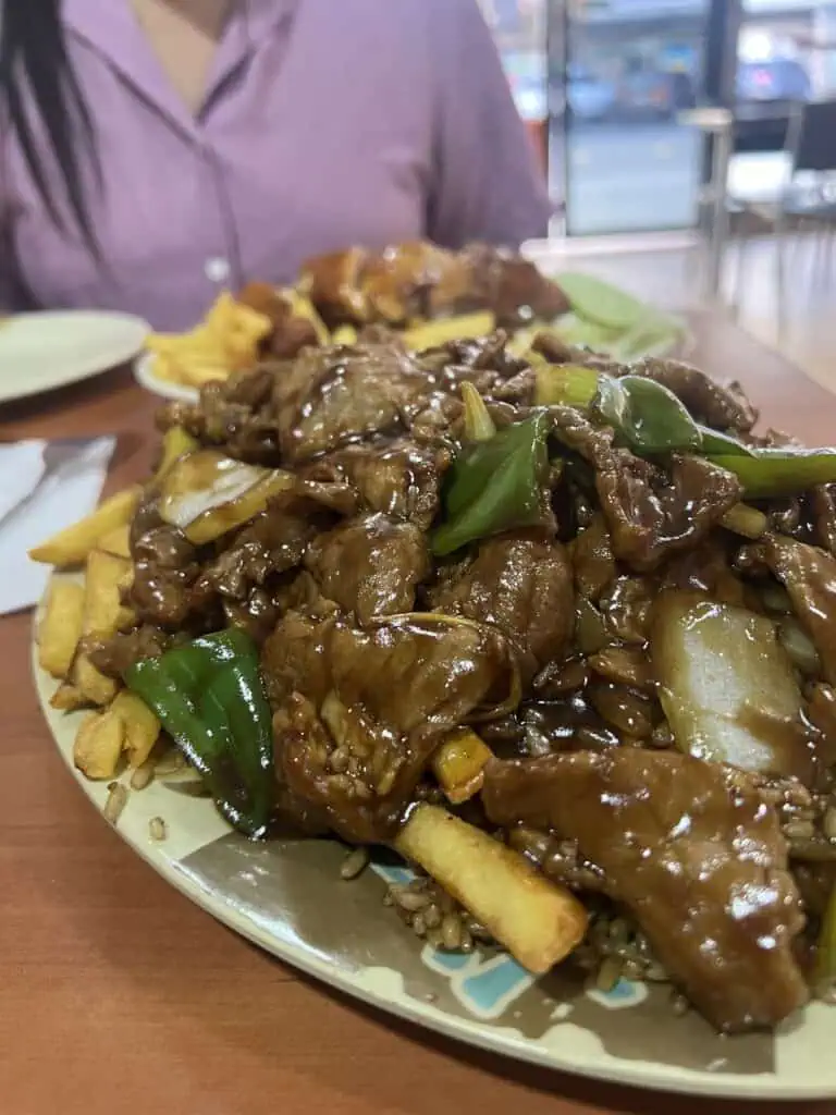 Plato de bistec salteado con vegetales y papas fritas en el Restaurante Brugal de Panamá. 8 USD por la porción.