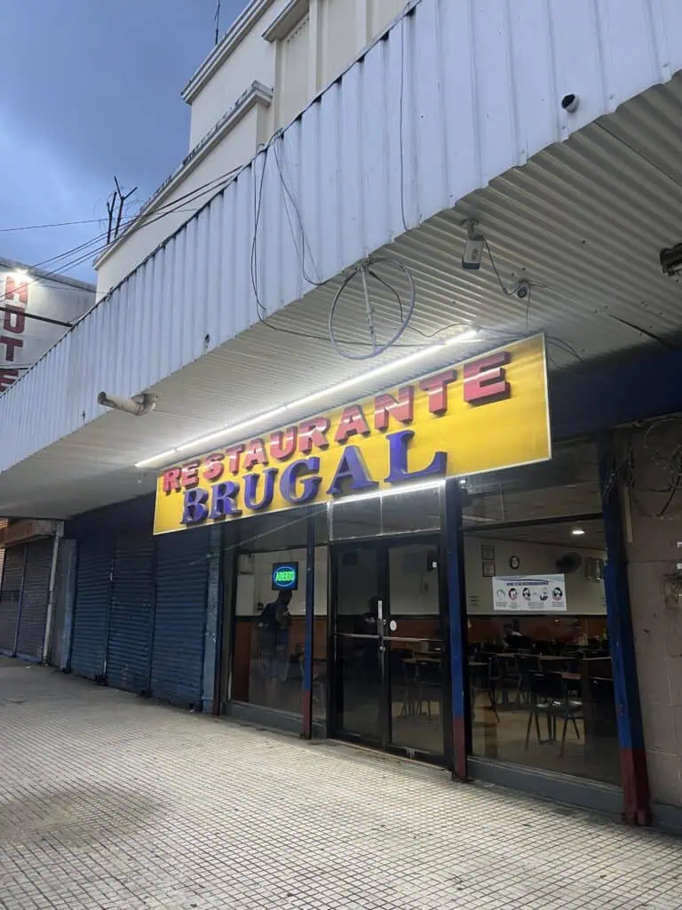 Fachada exterior del Restaurante Brugal con letrero amarillo en Ciudad de Panamá
