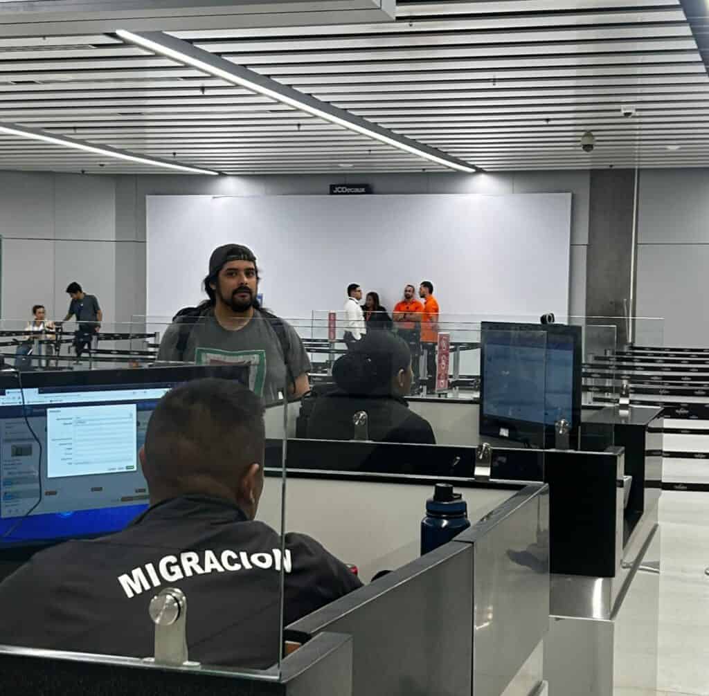 Inmigración del Aeropuerto Internacional de Tocumen con agente de Migración
