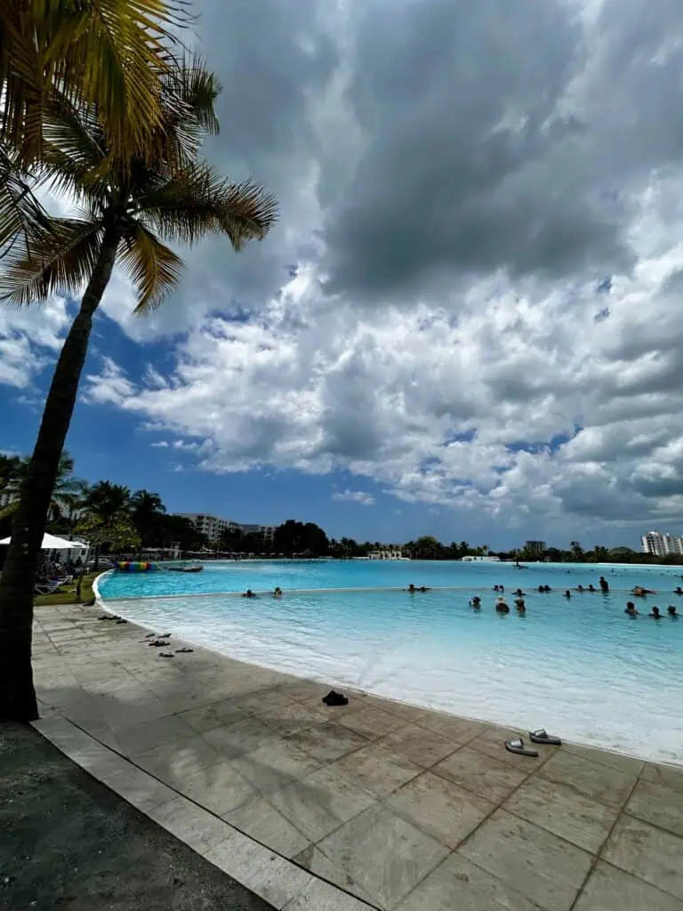Piscina panorámica en el resort de Playa Blanca.