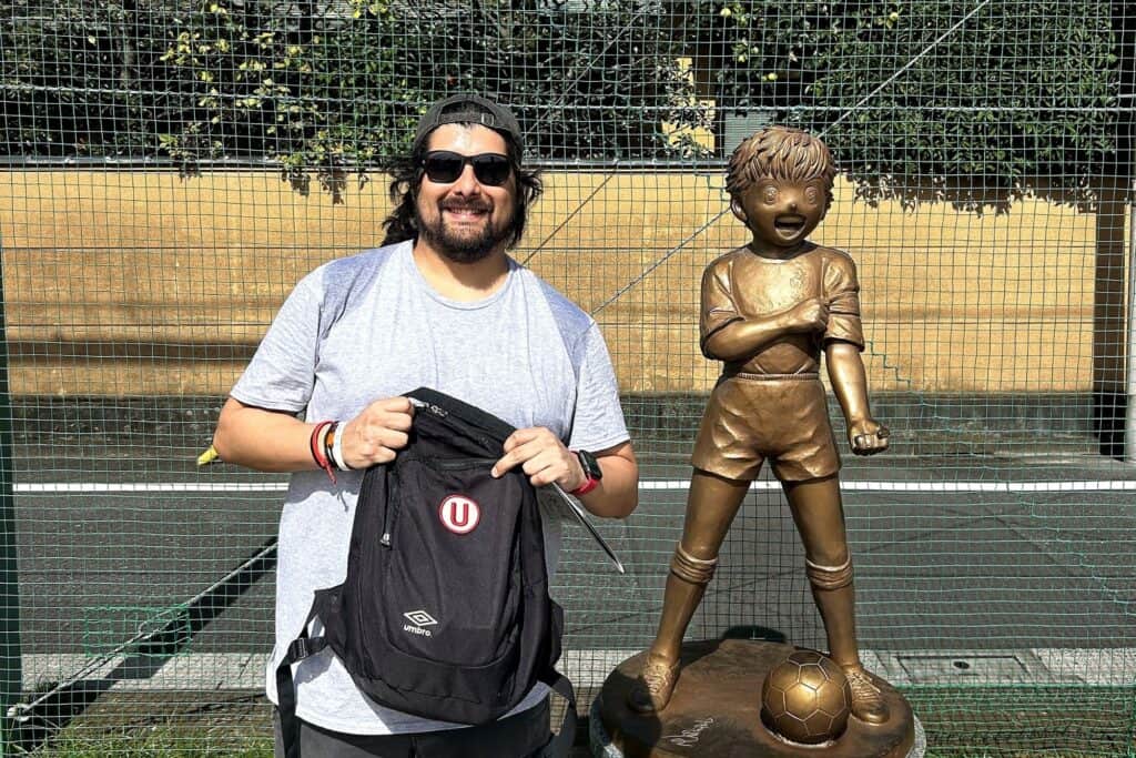 Daniel, El Oso, junto a una estatua de bronce de Supercampeones en el barrio Yotsugi, Tokio