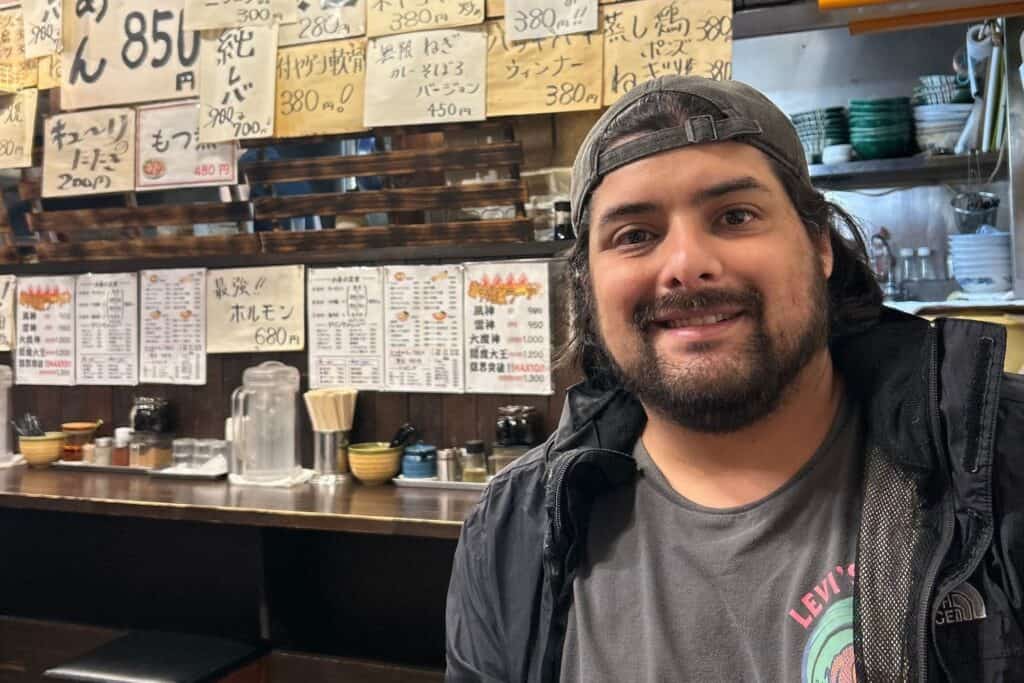 El Oso en una izakaya de Tokio, Japón.